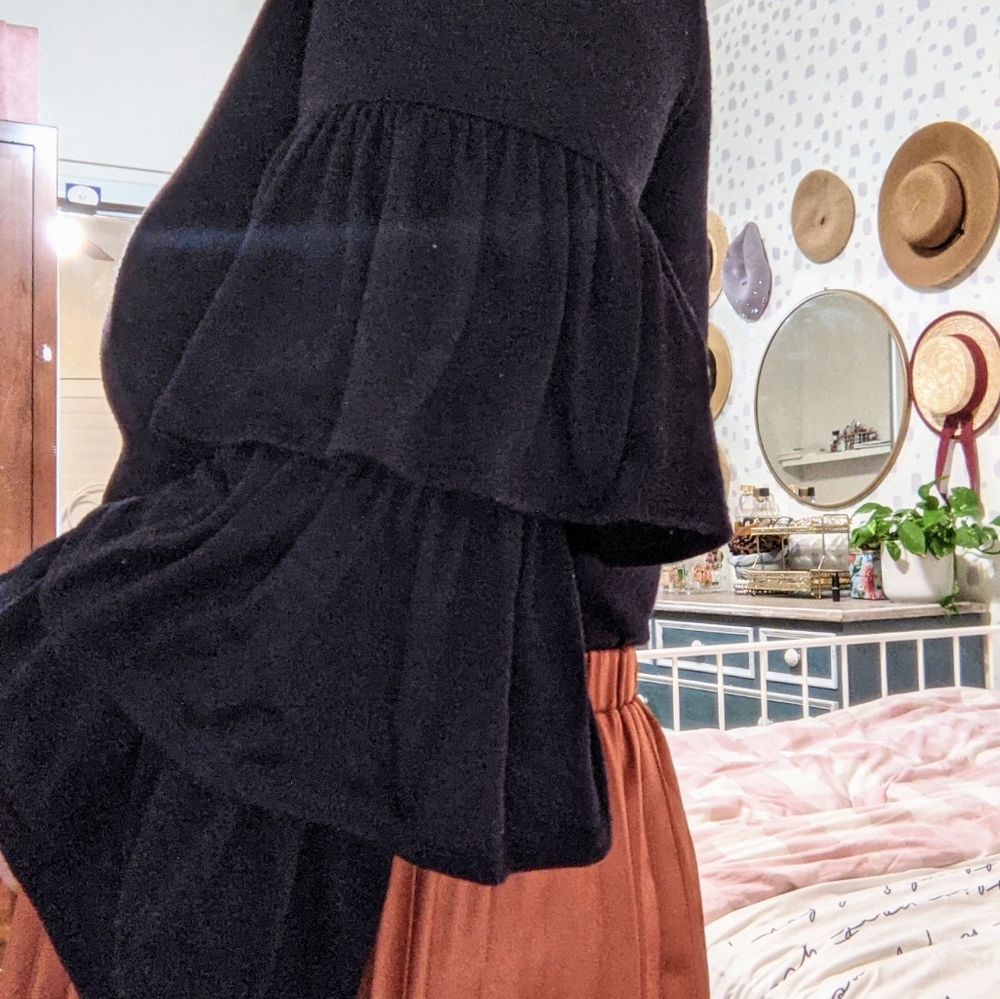 DONATED Banana Republic Long Ruffled Sleeves - Picture 3 of 3